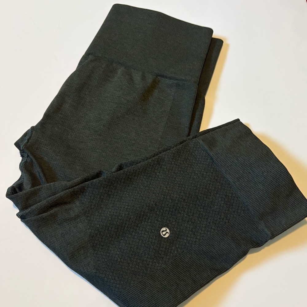 Lululemon Athletica Dark Green Cropped Capris Compression Women's size 6, no tag